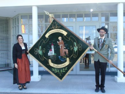 Abholung der restaurierten Vereinsfahne der Braunschützen Straßkirchenein Schwendndorf für das Gründungsfest