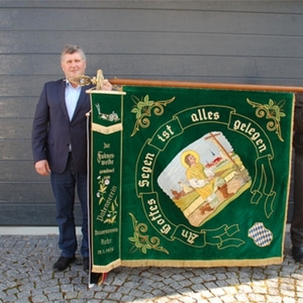 Vorsitzender Josef Gabelsberger (l.) und Leonhard Oberhofer präsentieren die restaurierte Fahne der Bauernbruderschaft. Foto: Abeltshauser