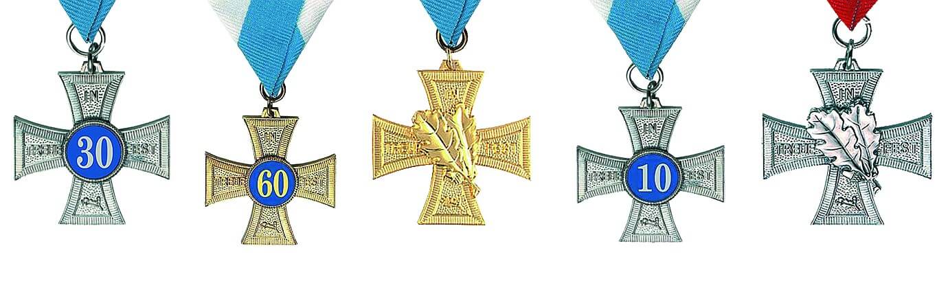 Ehrenkreuze mit verschiedenen Zahlen und Loorberblättern in gold und silber