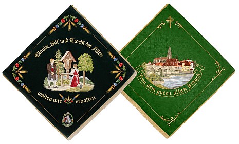 Darstellung der Rückseite und Vorderseite einer Heimat- und Trachtenvereinsfahne