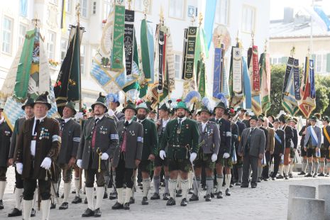 Festeinzug mit Fahnen und Fahnenbänder