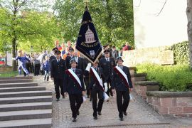 Feuerwehr Fahnenträger in Uniform