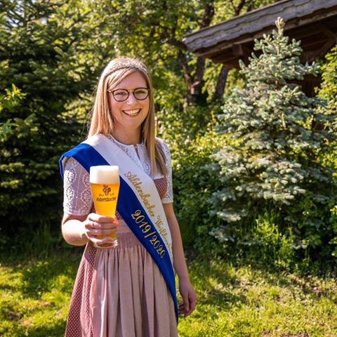 Weißbierkönigin mit Schulterschärpe