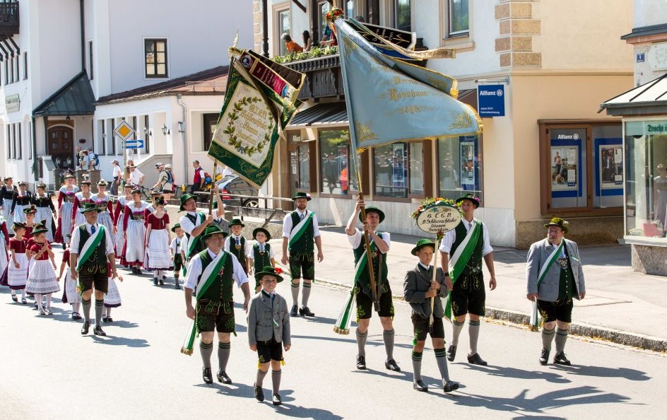 Fahne beim Trachtenumzug