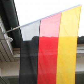 Deutschlandfahne als Schrgfahne an Wandhalterung