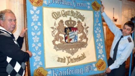 Die am 26. April 1874 geweihte Fahne des Veteranenvereins Kaufering erstrahlt nach ihrer fünfmonatigen Restaurierung wieder im neuen Glanz. Auf der Mitgliederversammlung wurde sie vom amtierenden Vorsitzenden Josef Wagner (rechts) und Fahnenträger Ulrich Ried (links) vorgestellt.