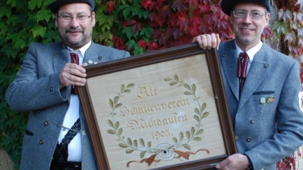 Die Vorsitzenden Christian Schmid (links) und Hermann Högg stecken schon mitten in den Vorbereitungen für das 110. Gründungsfest der Mickhauser Alt-Schützen im Mai kommenden Jahres. Foto: Walter Kleber