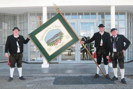 Mitglieder des Oettinger Volkstrachten-Erhaltungsvereines „D’Riaser“ mit der neuen Fahne ihres Vereins.