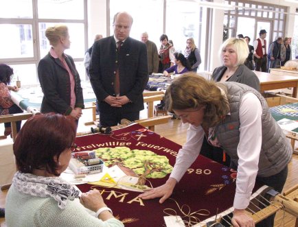 Landrätin Tanja Schweiger in der Werkstatt von Fahnen Kössinger