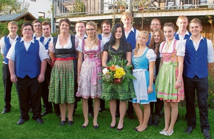 Festdamen und Festauschuss: Festleiter Thomas Zollner, Martina Eckmann (Fahnenmutter), Tamara Zollner (Fahnenbraut), Carina Wanninger (Trägerin des Trauerbandes), Vanessa Seckerdieck (Trägerin des Schirmherrnbandes), Verena Schegerer (Trägerin des Patenbandes), Festleiter Christian Räß (erste Reihe von links).