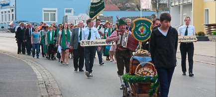 Unter musikalischen Klängen zog der Festverein zum Gasthaus Stubenhofer- Sturm