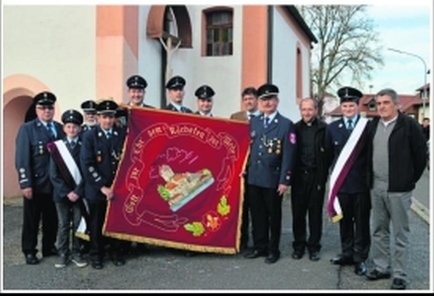 Über die restaurierte Vereinsfahne ist die Feuerwehr Grafenwöhr stolz. Die alten Stickereien vom alten unteren Stadttor, Kastenhaus und Wasserturm sind unter anderem auf der Fahne zu sehen.