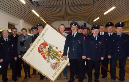 Stolz präsentierten die Vertreter der FFW Pfaffenhofen die renovierte Fahne