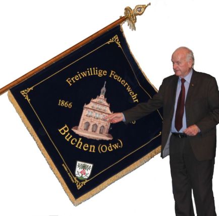 Altbürgermeister Josef Frank überreichte zur Feier des Tages eine neue Fahne