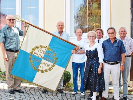 Stolz sind die KuRK Mallersdorf und besonders die Fahnenträger auf das neu restaurierte Wahrzeichen des Vereins