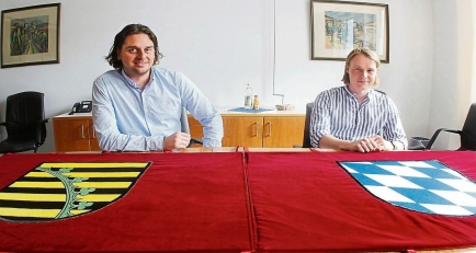 Die Banner zeigen die Wappen von Amalie von Sachsen (links) und Herzog Ludwig von Bayern-Landshut