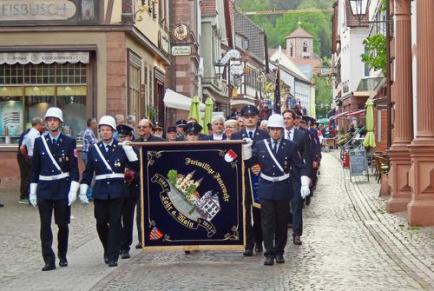 Bei der Kirchenparade der Lohrer Feuerwehren vom Ehrenmal an der Grafen-von-Rieneck-Straße durch die Fußgängerzone bis St. Michael war auch eine Abordnung aus dem elsässischen Lohr dabei