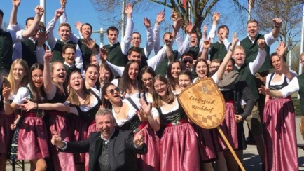 Die KLJB Kirchdorf bei der Abholung der Fahne