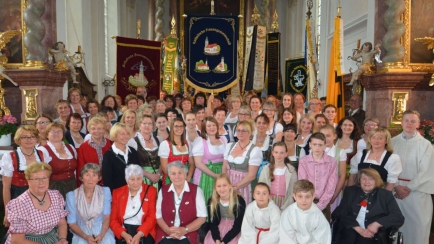 Stolz sind die Mitglieder der KFD Langengeisling auf ihre neue Fahne