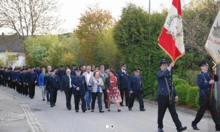 Die Feuerwehr mit ihren Ehrengästen beim Rückmarsch von der Kirche