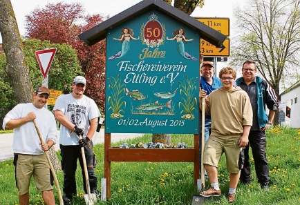 Die Fischer stellen die Hinweisschilder für ihre Fahnenweihe am 1. und 2. August auf.