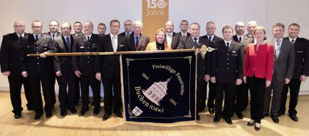 Ehrenbürger und Altbürgermeister Josef Frank überreichte zur Feier des Tages eine neue Fahne