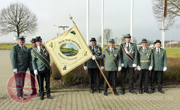 Die Schützen des SV Havelich stellen Ihre neue Vereinsfahne vor