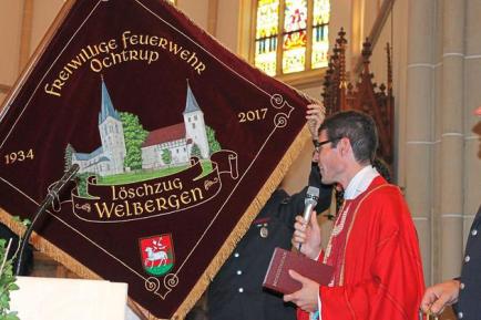 Pfarrer Stefan Hörstrup segnet die Fahne