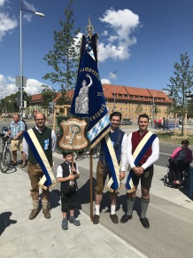 Die Fahnenträger des Maibaumvereins