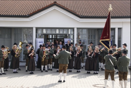 Die Musikkapelle Pless bei der Abholung der Fahne