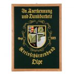 aufwändig gesticktes BIld mit Wappen und Wappenzier