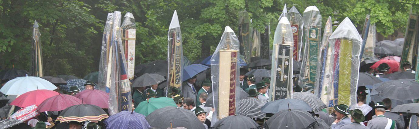 Fahnenschutzhüllen bei Regen