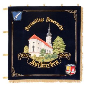 prachtvoll gestickte Kirche in Landschaft auf der Feuerwehrstandarte Aufkirchen