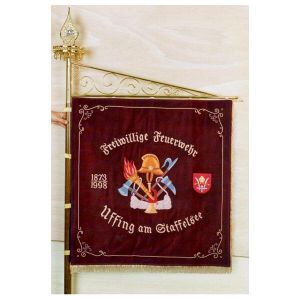 historische Feuerwehrgerätschaften mit Wappen und Gründungs- und Weihezahl