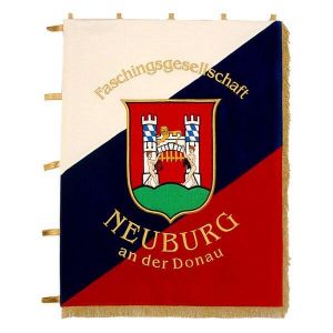 dreifarbig geteilte Standarte im Hochformat der Faschingsgesellschaft Neuburg mit Wappen