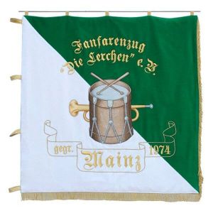 Standarte eines Fanfarenzugs mit Trommel und Trompete