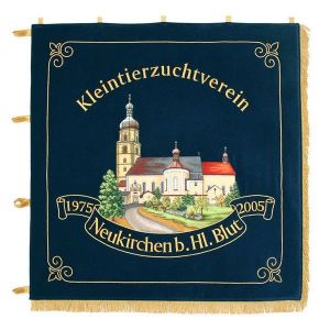 Standarte des Kleintierzuchtvereins mit schn gestickter Ansicht der Ortskirche