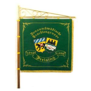 Vereinsseite der Standarte der Trachtengruppe mit zwei Ortswappen