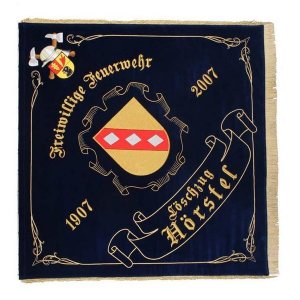 großes Wappen mit schöner Verzierung auf Feuerwehrfahne