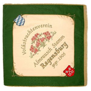 Almrausch Volkstrachtenverein mit namensgebendem Blumen-Mittelbild