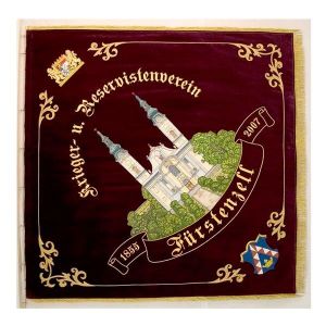 Kirche auf Ortsseite der Kriegervereinsfahne von Fürstenzell