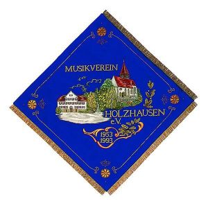 grafisch ungewöhnliche Ortsseite einer Musikvereinsfahne mit Blumenverzierungen