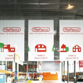 Indoor-Dekobanner in der Messehalle